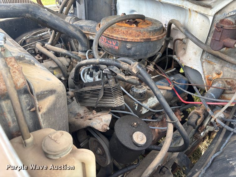 image for item DS2552 1982 Ford  F600G flatbed truck