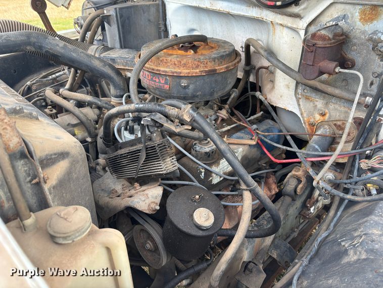 image for item DS2552 1982 Ford  F600G flatbed truck