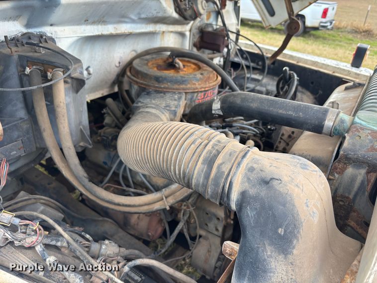 image for item DS2552 1982 Ford  F600G flatbed truck