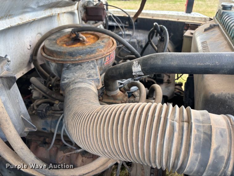 image for item DS2552 1982 Ford  F600G flatbed truck