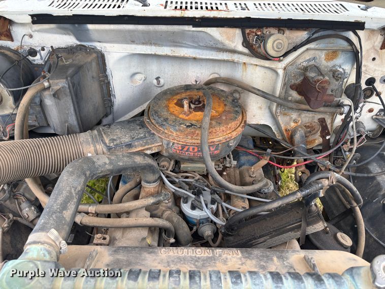 image for item DS2552 1982 Ford  F600G flatbed truck