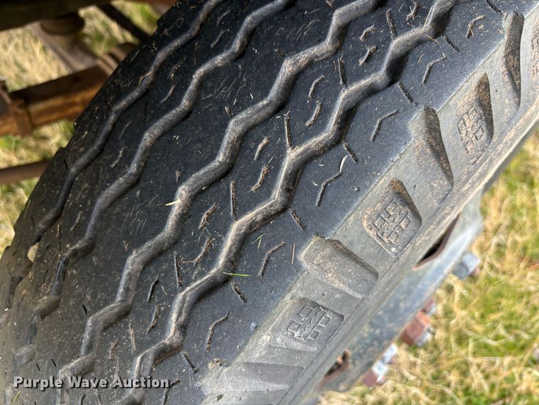 image for item DS2552 1982 Ford  F600G flatbed truck