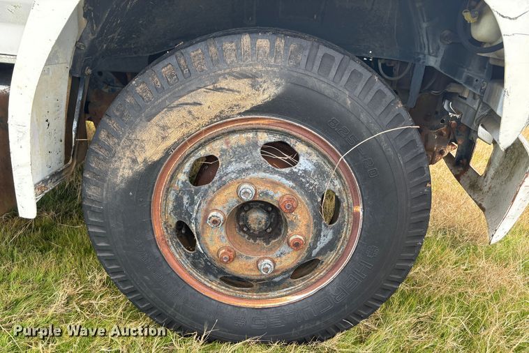 image for item DS2552 1982 Ford  F600G flatbed truck