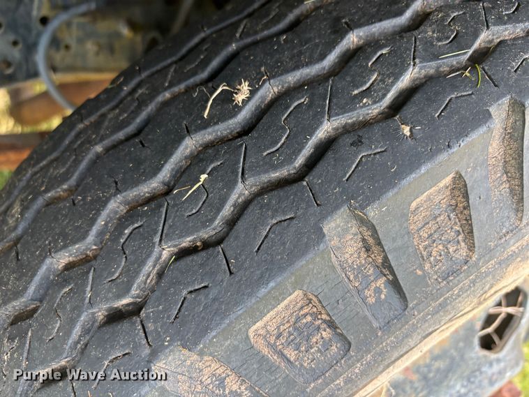 image for item DS2552 1982 Ford  F600G flatbed truck