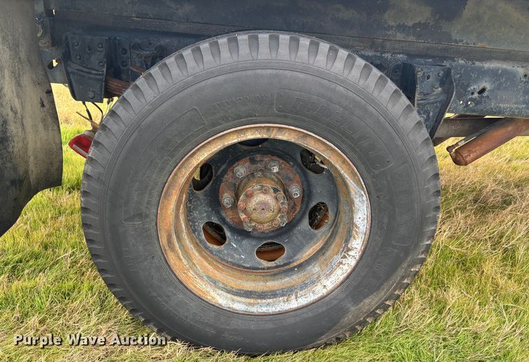 image for item DS2552 1982 Ford  F600G flatbed truck