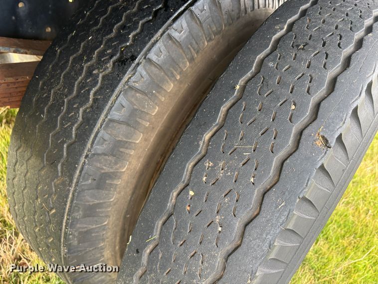 image for item DS2552 1982 Ford  F600G flatbed truck