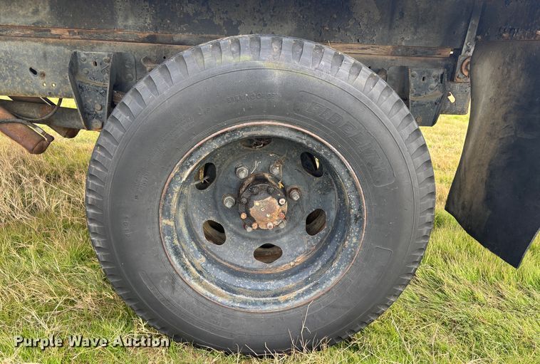 image for item DS2552 1982 Ford  F600G flatbed truck