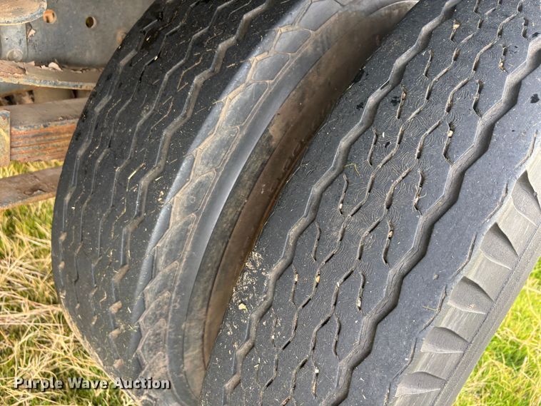 image for item DS2552 1982 Ford  F600G flatbed truck