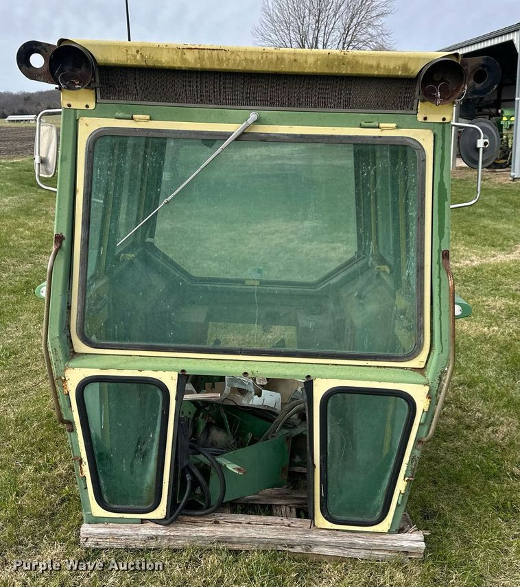 image for item DS3266 John Deere 4620  cab