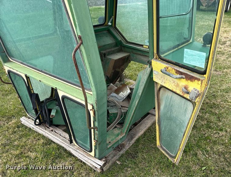 image for item DS3266 John Deere 4620  cab