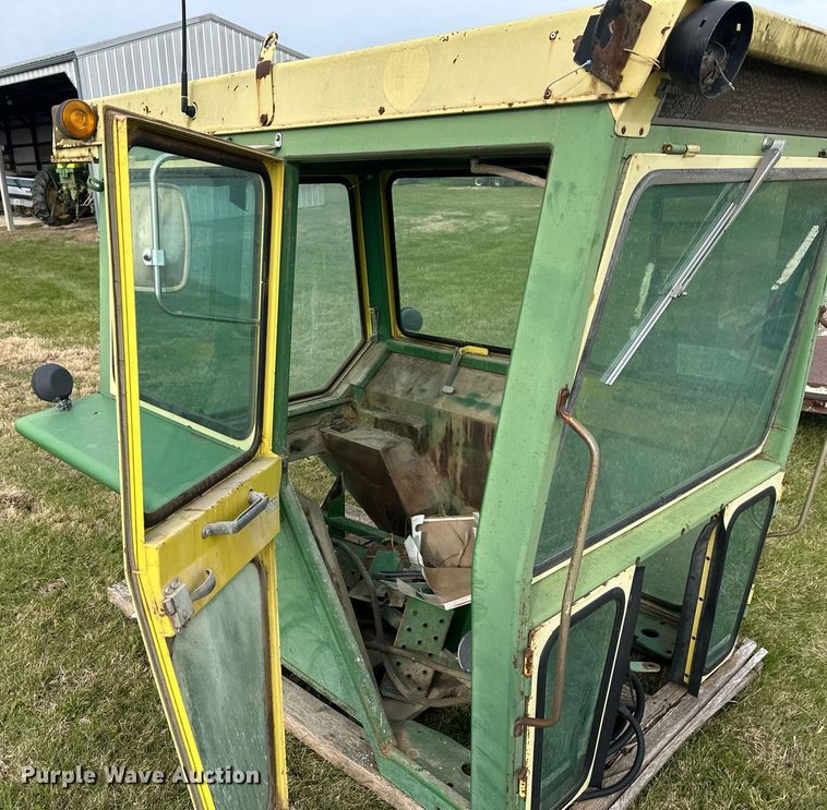 image for item DS3266 John Deere 4620  cab