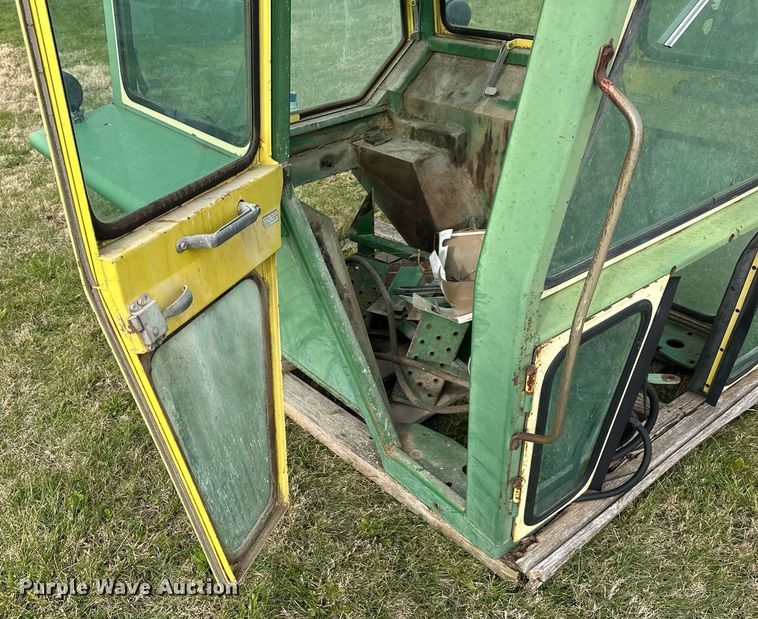 image for item DS3266 John Deere 4620  cab