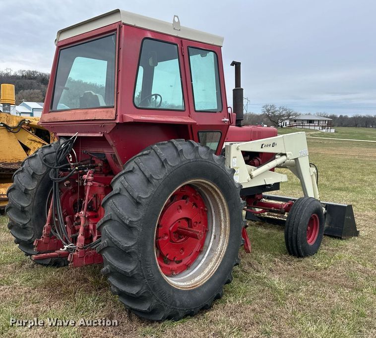 image for item DS3273 International 856 tractor