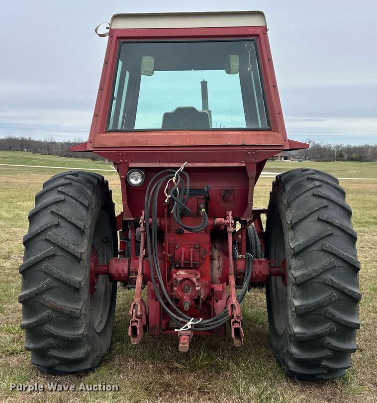 image for item DS3273 International 856 tractor