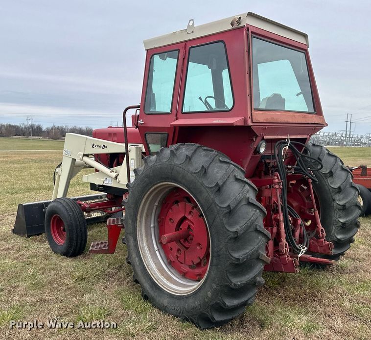 image for item DS3273 International 856 tractor