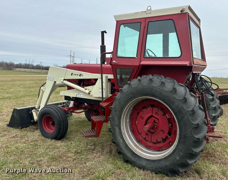 image for item DS3273 International 856 tractor