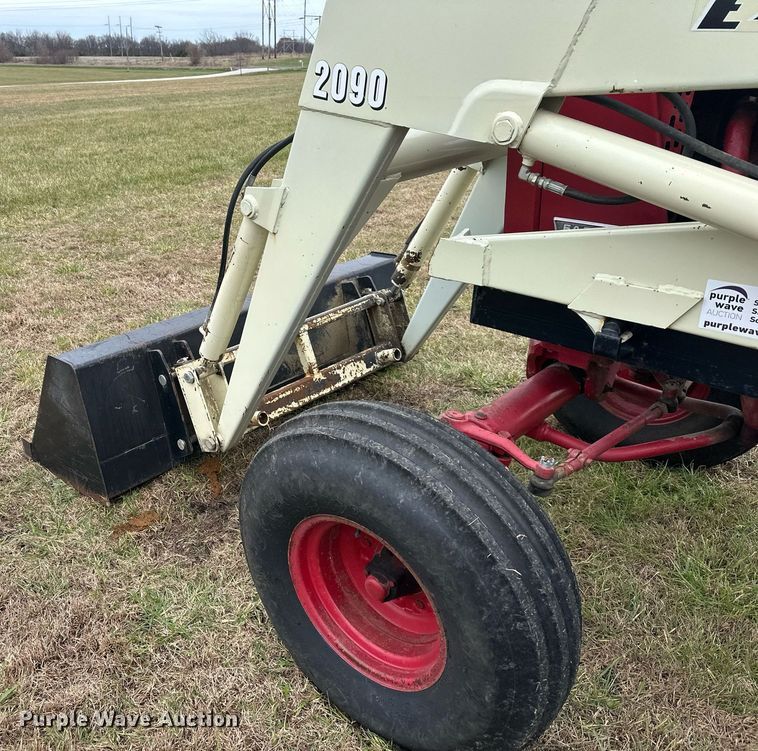 image for item DS3273 International 856 tractor