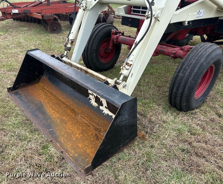 image for item DS3273 International 856 tractor