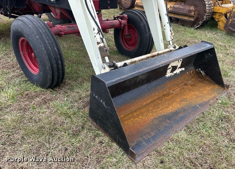 image for item DS3273 International 856 tractor