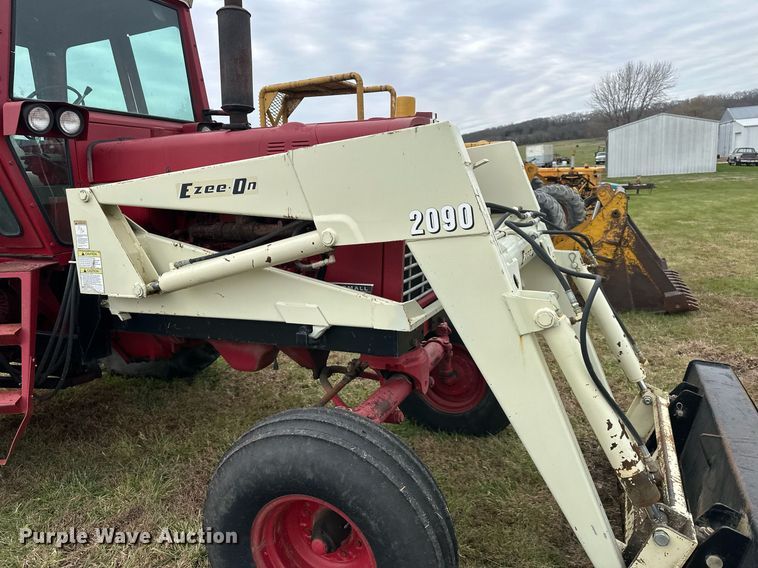 image for item DS3273 International 856 tractor