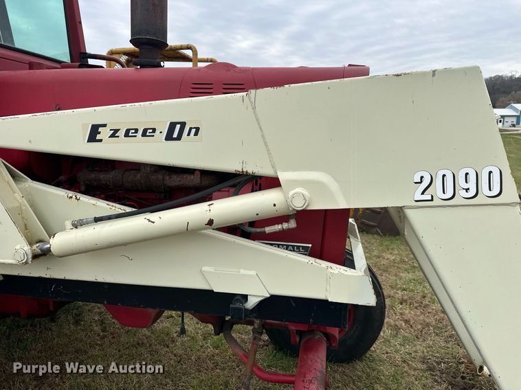 image for item DS3273 International 856 tractor