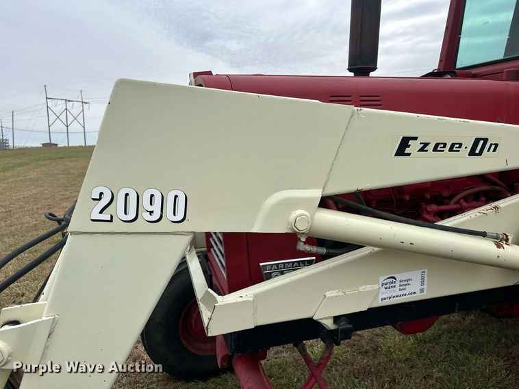 image for item DS3273 International 856 tractor