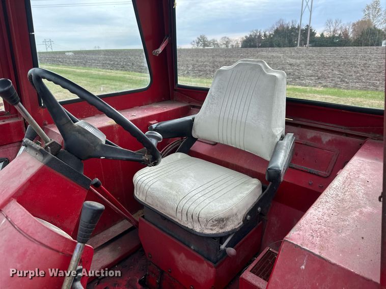 image for item DS3273 International 856 tractor