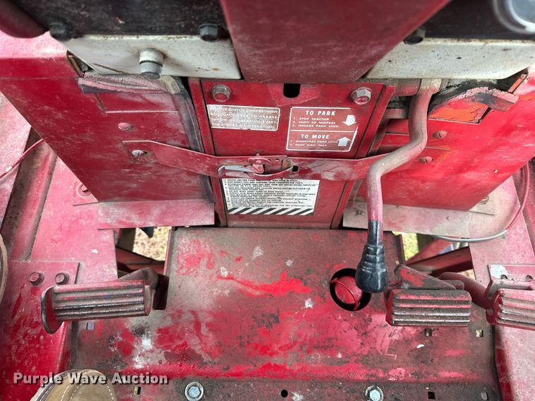 image for item DS3273 International 856 tractor