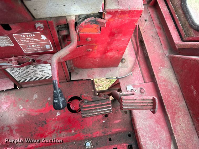 image for item DS3273 International 856 tractor