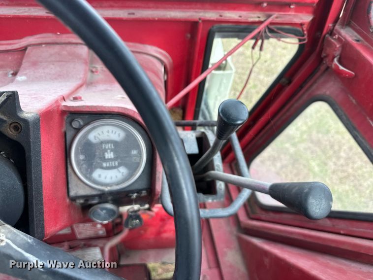 image for item DS3273 International 856 tractor