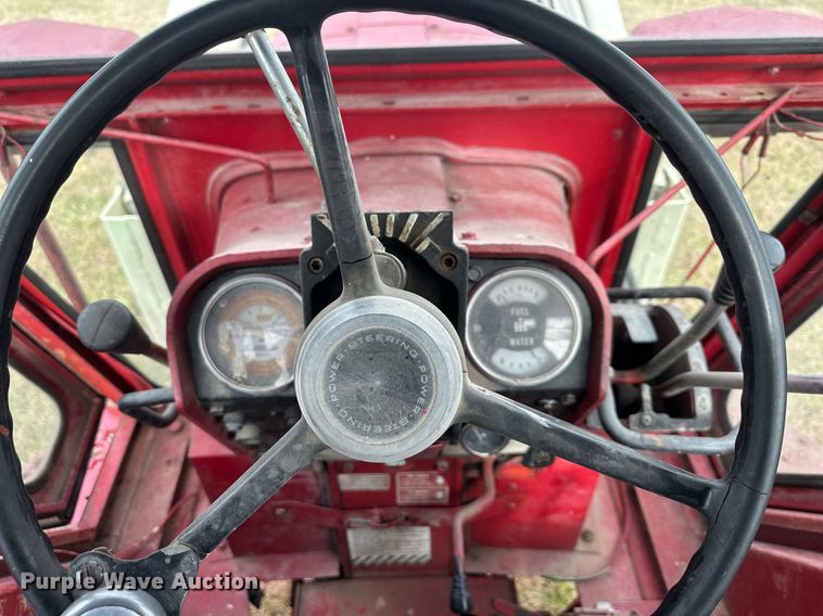 image for item DS3273 International 856 tractor