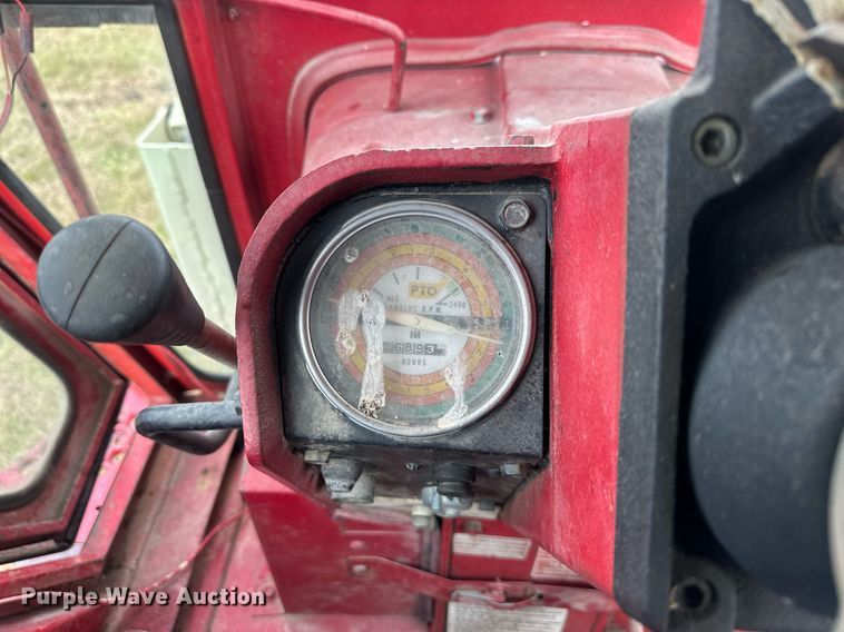 image for item DS3273 International 856 tractor