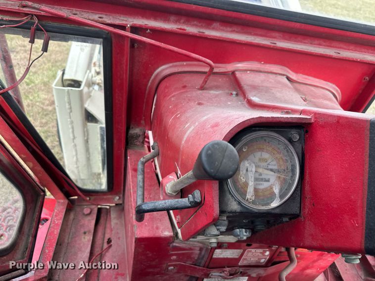 image for item DS3273 International 856 tractor