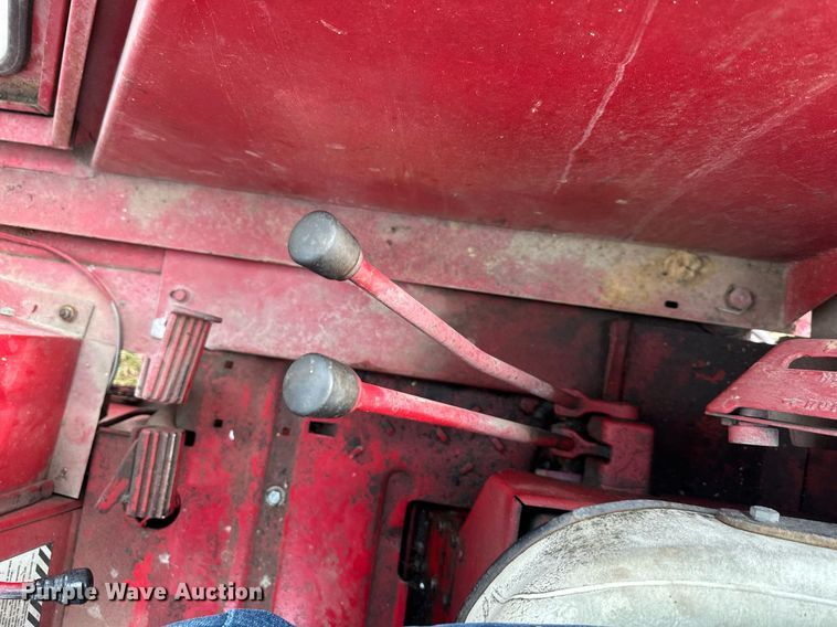 image for item DS3273 International 856 tractor