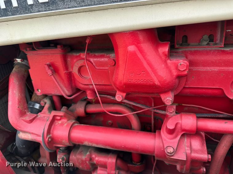 image for item DS3273 International 856 tractor