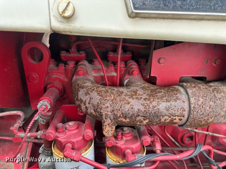 image for item DS3273 International 856 tractor