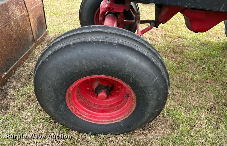 image for item DS3273 International 856 tractor