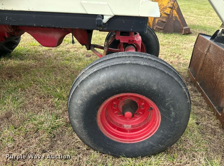 image for item DS3273 International 856 tractor