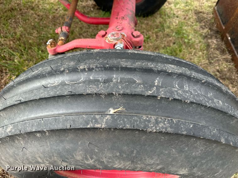 image for item DS3273 International 856 tractor