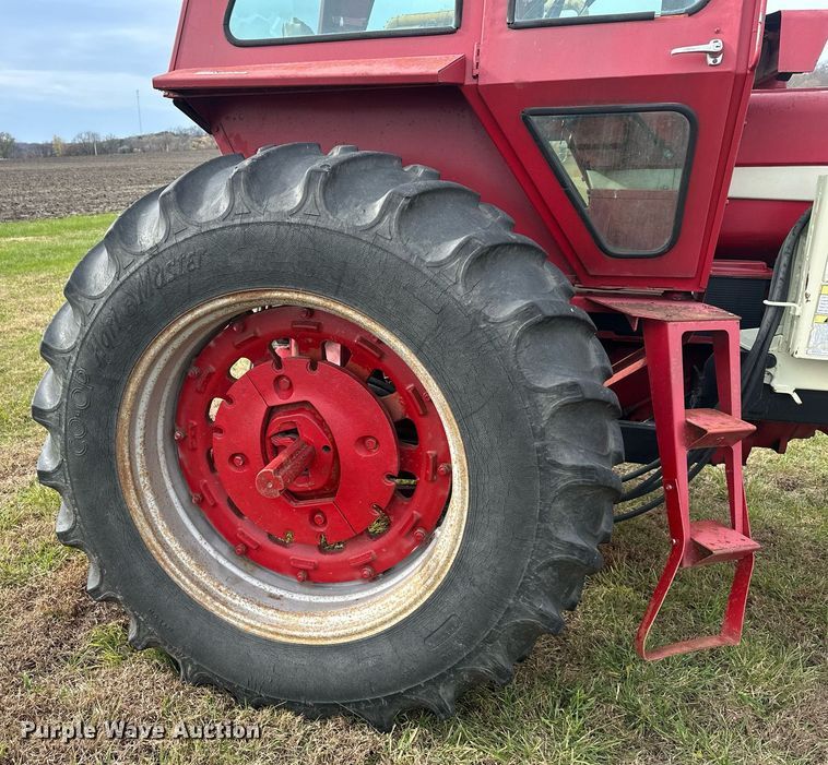 image for item DS3273 International 856 tractor