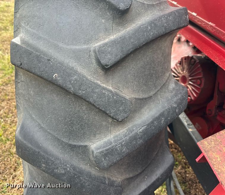 image for item DS3273 International 856 tractor