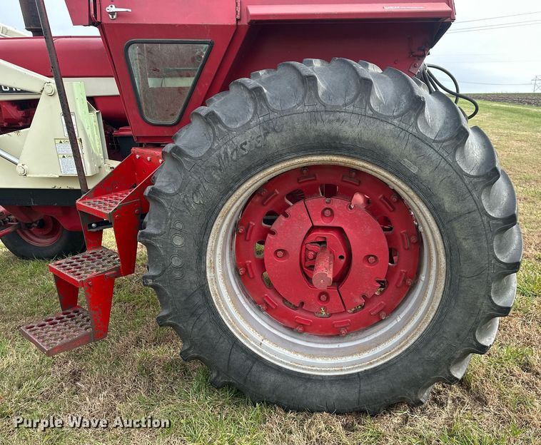 image for item DS3273 International 856 tractor
