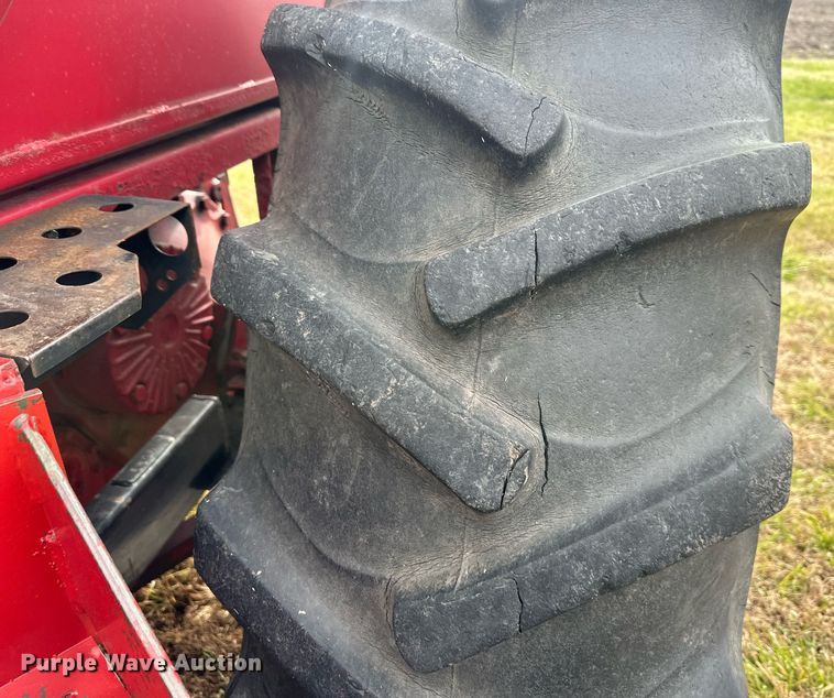 image for item DS3273 International 856 tractor