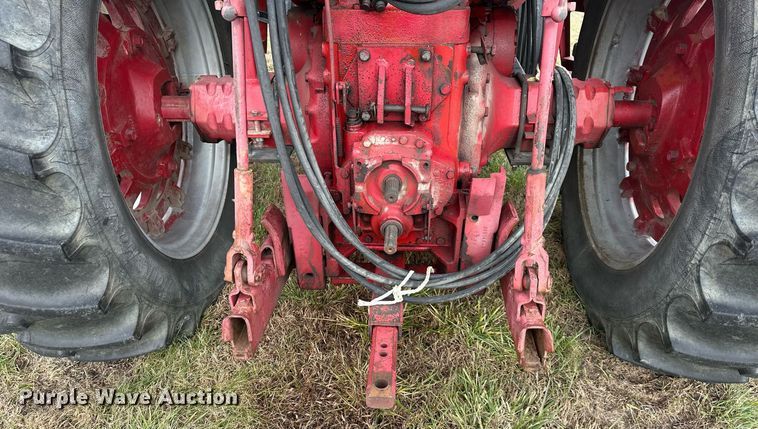image for item DS3273 International 856 tractor