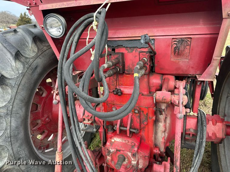 image for item DS3273 International 856 tractor