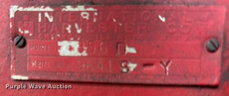 image for item DS3273 International 856 tractor