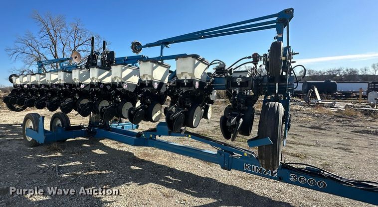image for item DS3287 Kinze 3600 no-till planter