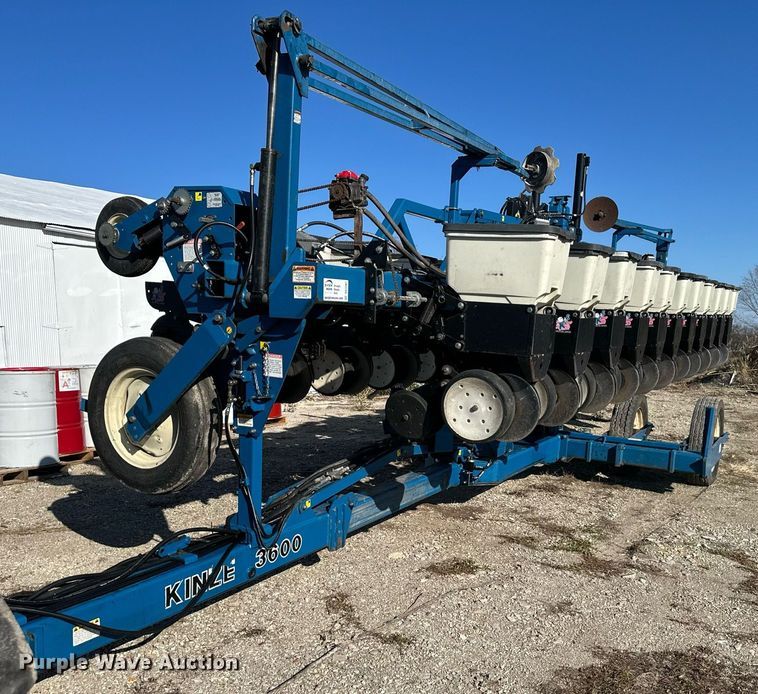 image for item DS3287 Kinze 3600 no-till planter
