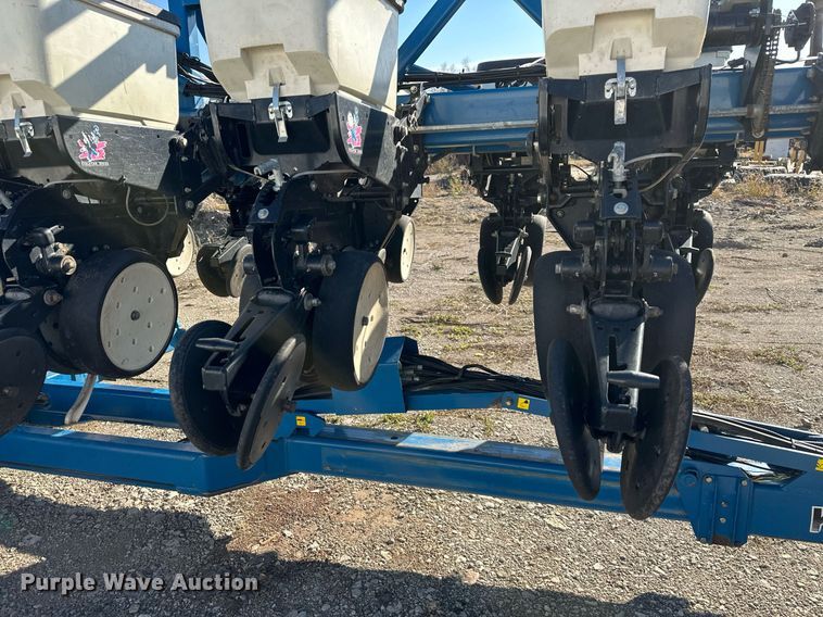 image for item DS3287 Kinze 3600 no-till planter