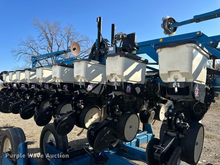 image for item DS3287 Kinze 3600 no-till planter